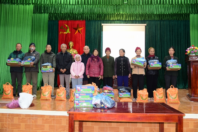 Offering gifts to Nam Dinh Buddhist Intermediate School