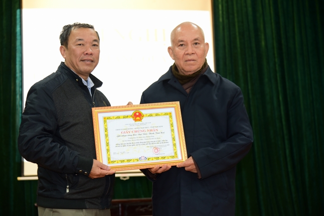 Offering gifts to Nam Dinh Buddhist Intermediate School