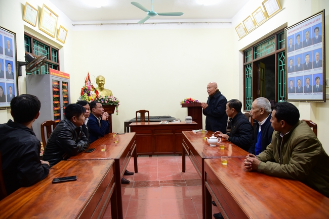 Offering gifts to Nam Dinh Buddhist Intermediate School