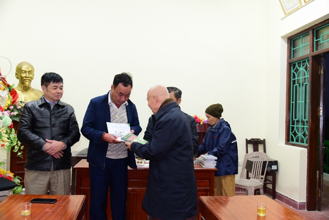 Offering gifts to Nam Dinh Buddhist Intermediate School