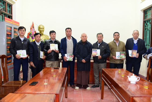 Offering gifts to Nam Dinh Buddhist Intermediate School