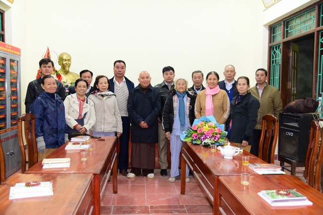 Offering gifts to Nam Dinh Buddhist Intermediate School