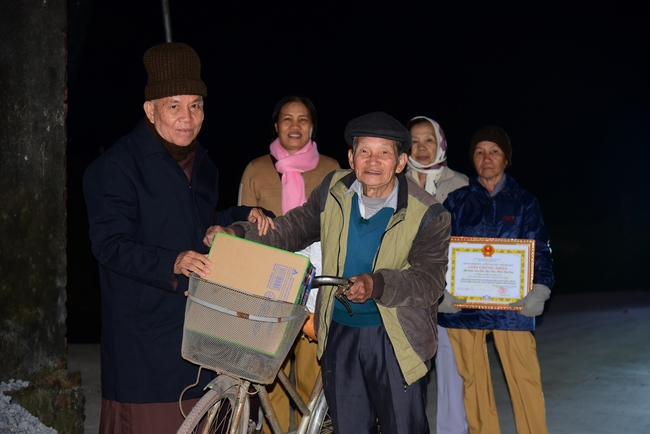 Offering gifts to Nam Dinh Buddhist Intermediate School
