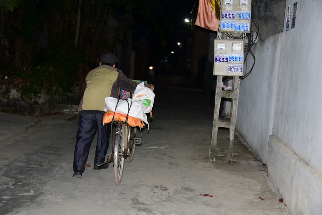 Offering gifts to Nam Dinh Buddhist Intermediate School