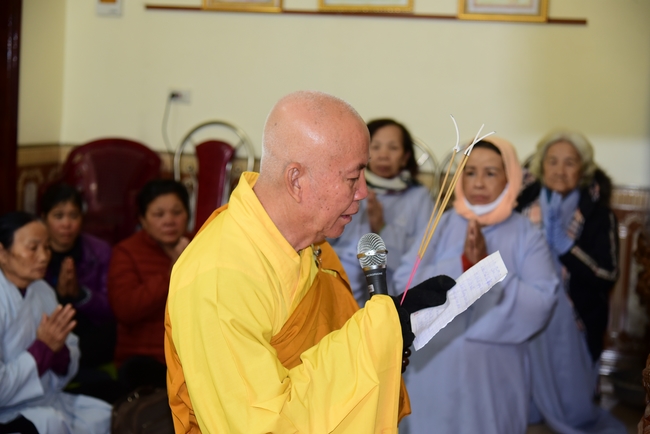 Offering gifts to Nam Dinh Buddhist Intermediate School
