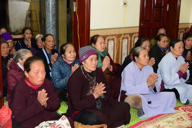 Offering gifts to Nam Dinh Buddhist Intermediate School