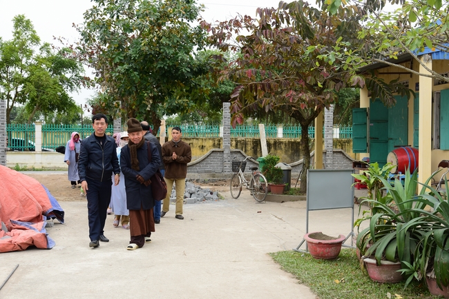 Offering gifts to Nam Dinh Buddhist Intermediate School