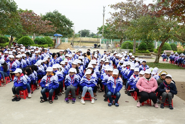 Offering gifts to Nam Dinh Buddhist Intermediate School