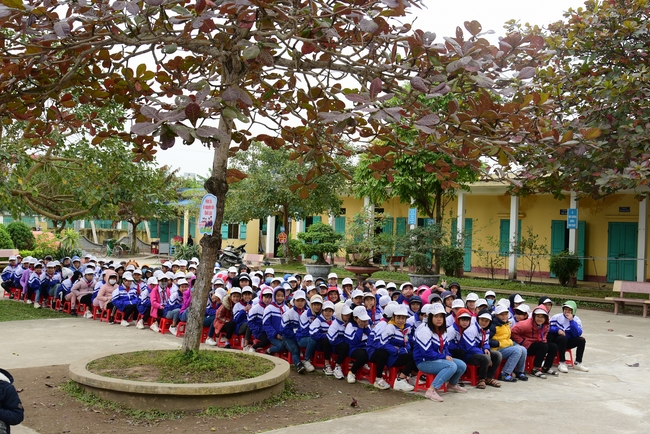 Offering gifts to Nam Dinh Buddhist Intermediate School
