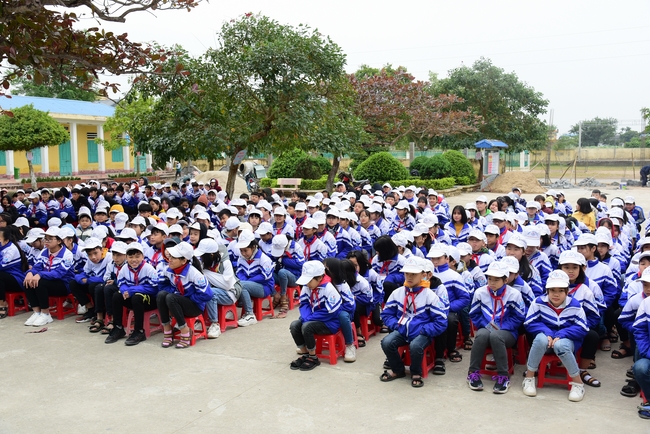 Offering gifts to Nam Dinh Buddhist Intermediate School