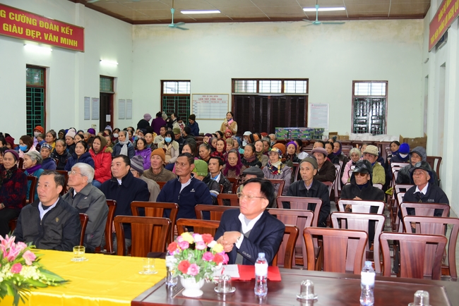 Offering gifts to Nam Dinh Buddhist Intermediate School