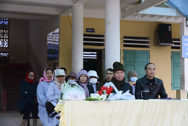 Offering gifts to Nam Dinh Buddhist Intermediate School