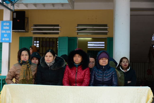 Offering gifts to Nam Dinh Buddhist Intermediate School