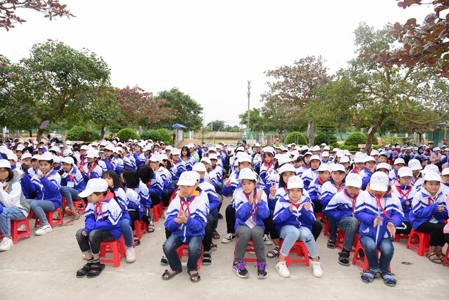 Offering gifts to Nam Dinh Buddhist Intermediate School
