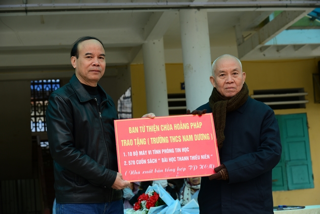 Offering gifts to Nam Dinh Buddhist Intermediate School