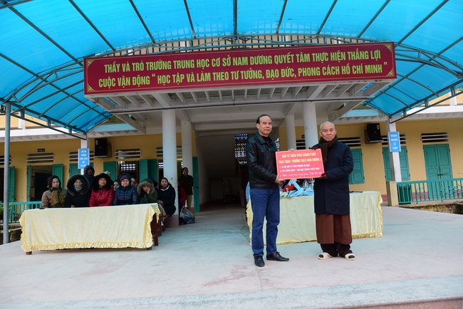 Offering gifts to Nam Dinh Buddhist Intermediate School