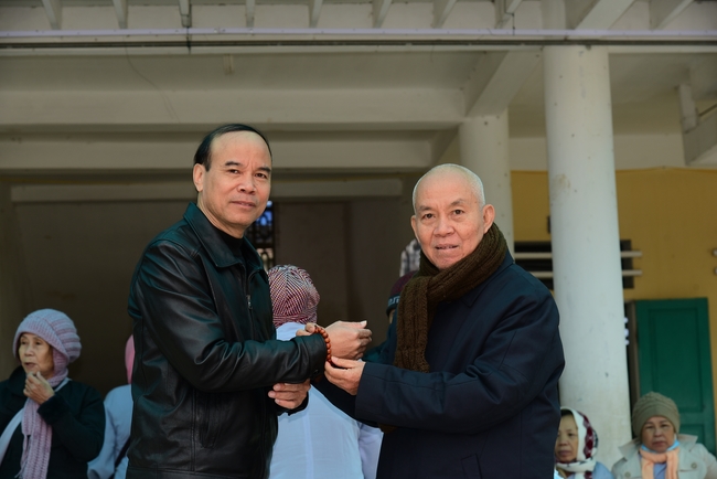 Offering gifts to Nam Dinh Buddhist Intermediate School