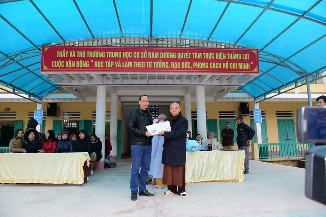 Offering gifts to Nam Dinh Buddhist Intermediate School