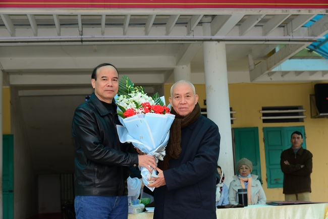 Offering gifts to Nam Dinh Buddhist Intermediate School