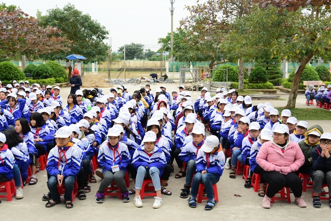 Offering gifts to Nam Dinh Buddhist Intermediate School