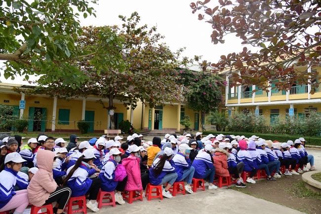 Offering gifts to Nam Dinh Buddhist Intermediate School