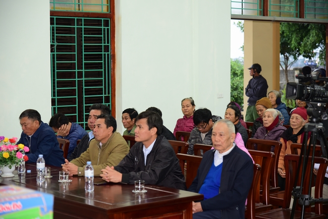 Offering gifts to Nam Dinh Buddhist Intermediate School