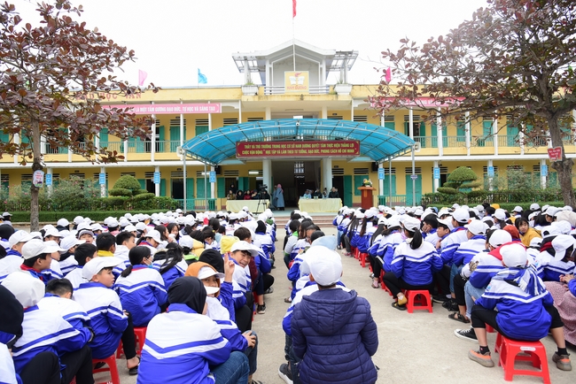Offering gifts to Nam Dinh Buddhist Intermediate School