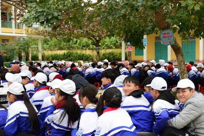 Offering gifts to Nam Dinh Buddhist Intermediate School