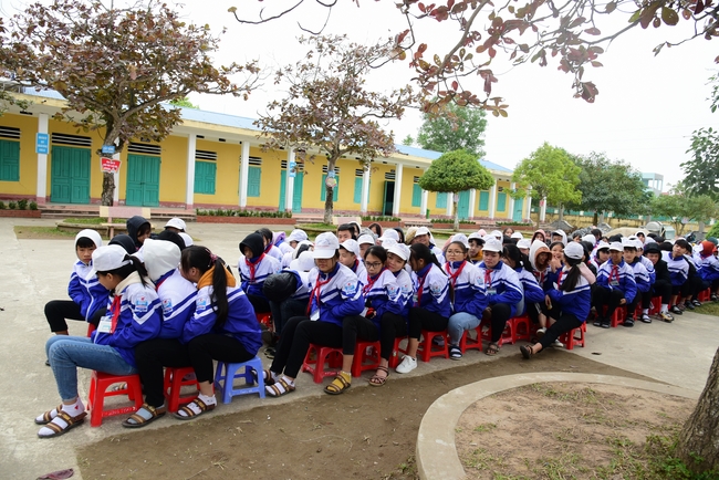 Offering gifts to Nam Dinh Buddhist Intermediate School