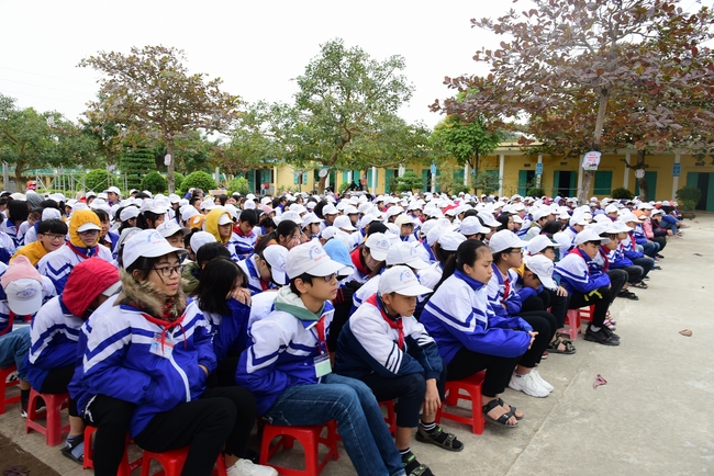 Offering gifts to Nam Dinh Buddhist Intermediate School