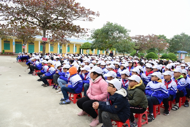 Offering gifts to Nam Dinh Buddhist Intermediate School