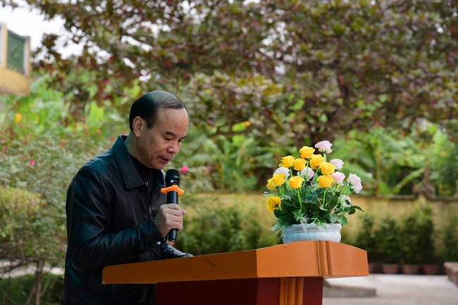 Offering gifts to Nam Dinh Buddhist Intermediate School