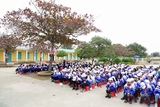 Offering gifts to Nam Dinh Buddhist Intermediate School