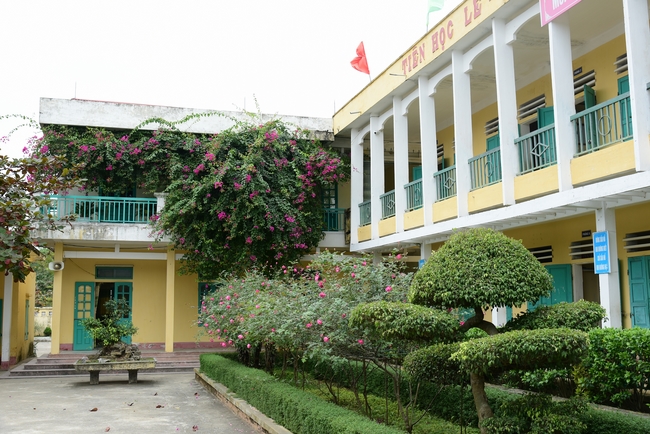 Offering gifts to Nam Dinh Buddhist Intermediate School