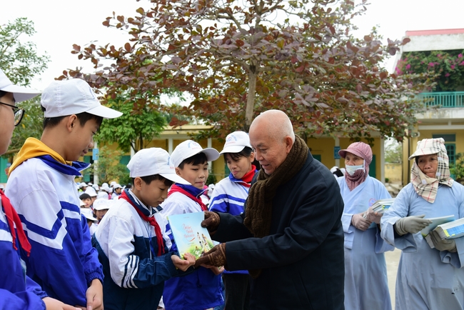 Offering gifts to Nam Dinh Buddhist Intermediate School