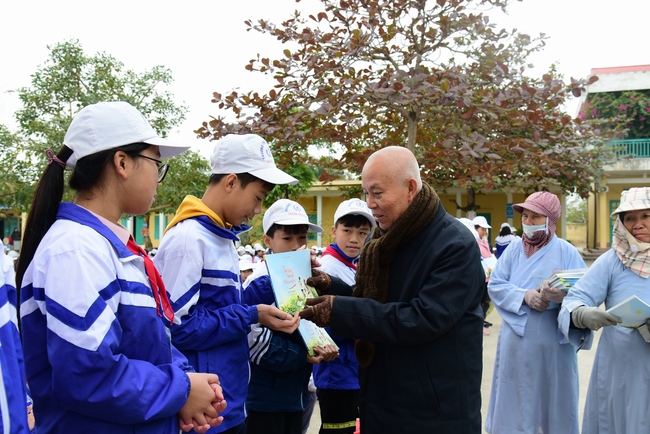 Offering gifts to Nam Dinh Buddhist Intermediate School