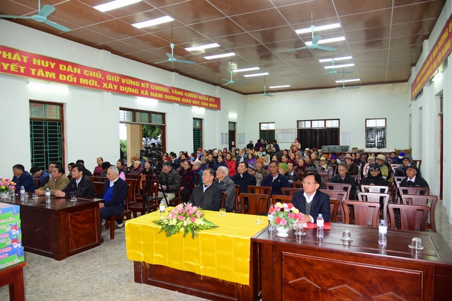Offering gifts to Nam Dinh Buddhist Intermediate School