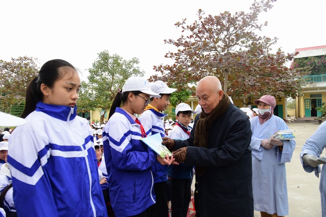 Offering gifts to Nam Dinh Buddhist Intermediate School