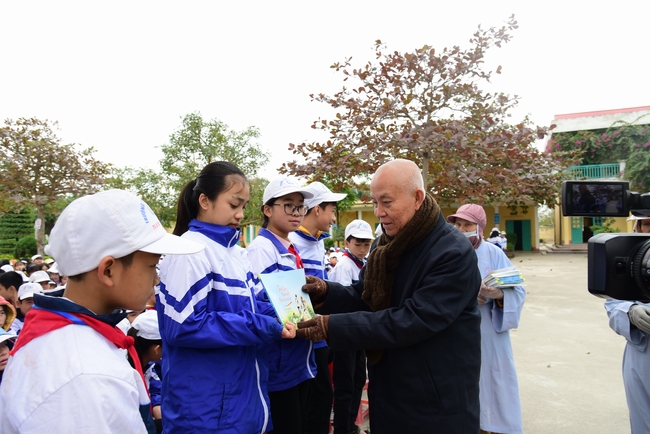 Offering gifts to Nam Dinh Buddhist Intermediate School