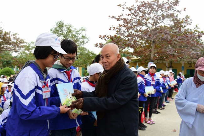 Offering gifts to Nam Dinh Buddhist Intermediate School
