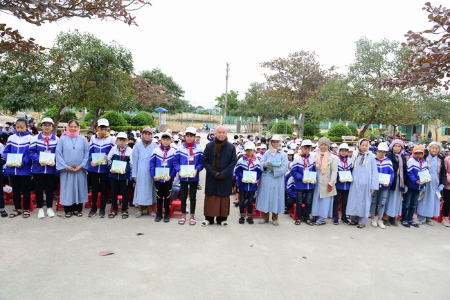 Offering gifts to Nam Dinh Buddhist Intermediate School