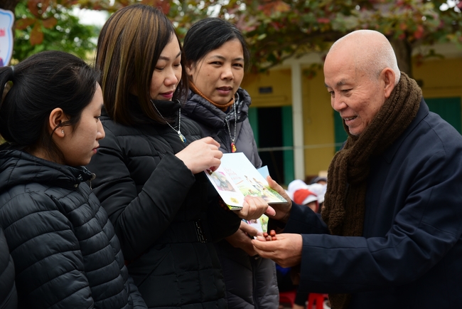 Offering gifts to Nam Dinh Buddhist Intermediate School