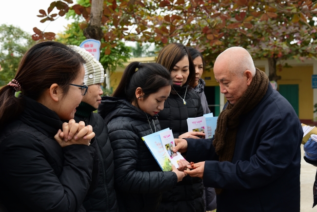 Offering gifts to Nam Dinh Buddhist Intermediate School