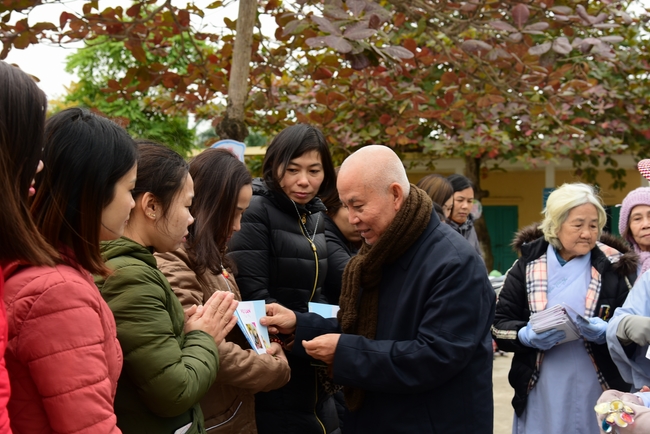 Offering gifts to Nam Dinh Buddhist Intermediate School