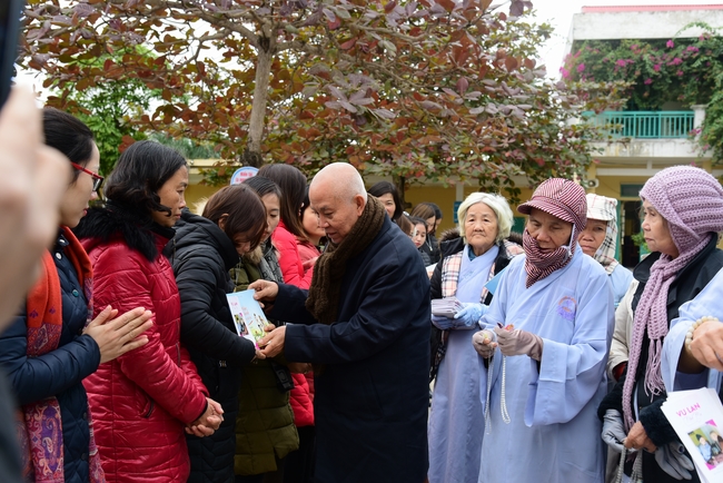 Offering gifts to Nam Dinh Buddhist Intermediate School