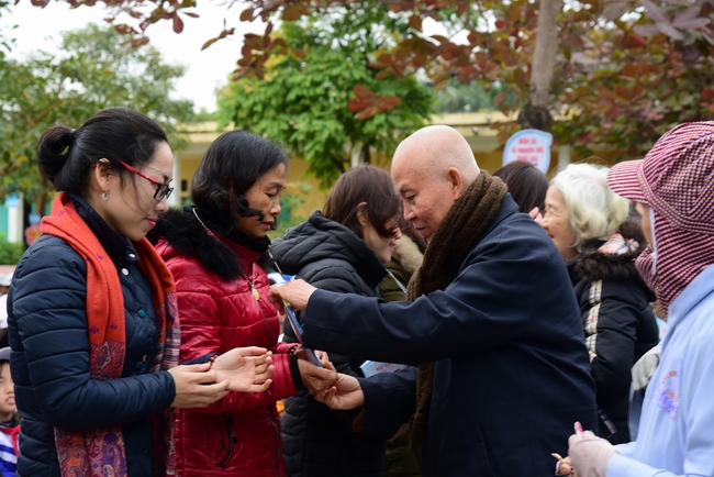 Offering gifts to Nam Dinh Buddhist Intermediate School