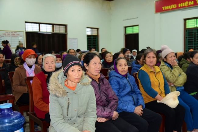 Offering gifts to Nam Dinh Buddhist Intermediate School