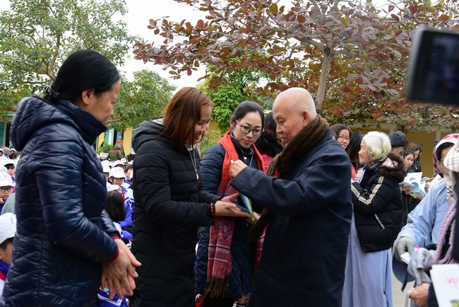 Offering gifts to Nam Dinh Buddhist Intermediate School