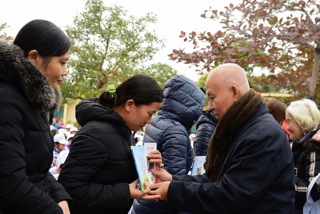 Offering gifts to Nam Dinh Buddhist Intermediate School