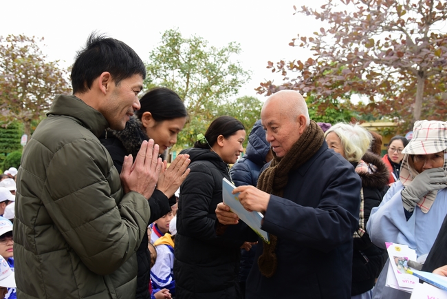 Offering gifts to Nam Dinh Buddhist Intermediate School